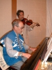 Katsuki san, JA6EV, mit seiner Geige / Yashonari san, JA0AW, begleitete am Klavier