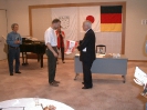 Übergabe eines Wimpels von der Berliner JAIG-Crew an den Präsidenten der JARL, Hara san (JA1AN)
