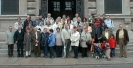 Gruppenfoto vor dem neuen Rathaus